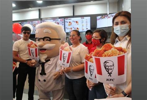 Daniel Padilla & Karla Estrada open their KFC branch in Tacloban.